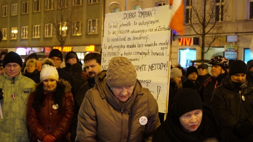 Demonstracja KOD w Częstochowie. "Demokracjo spoczywaj w...