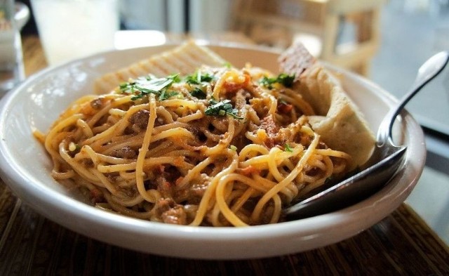 Spaghetti bolognese dekorujemy listkami świeżej bazylii.
