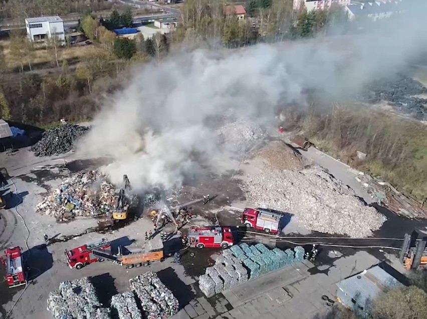 Gorlice. Pożar składowiska odpadów. Hala magazynowa zagrożona [ZDJĘCIA]