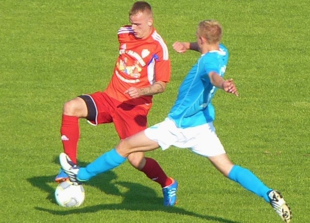 Łukasz Szymański (w czerwonym stroju) otworzył rezultat spotkania znakomitym strzałem z rzutu wolnego.