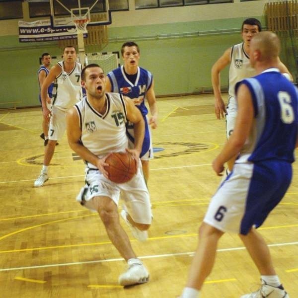 W meczu z Basketem Emil Podkowiński (z piłką) zaprezentował...