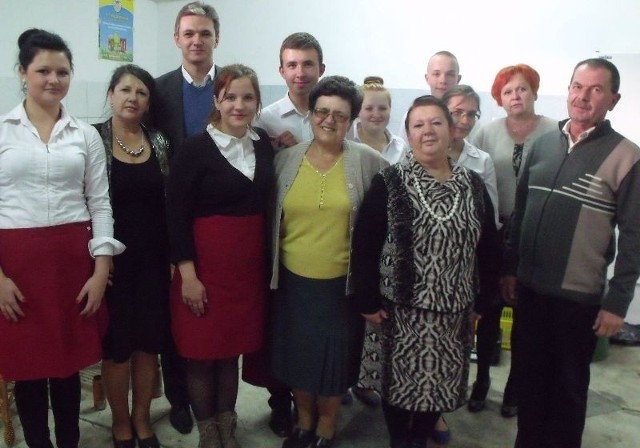 Wspólne zdjęcie prezes Marii Adamczyk, marszałka Adama Jarubasa, pracowników banku i młodych wolontariuszy.