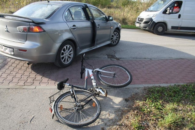 Rowerzystka uderzyła w bok samochodu