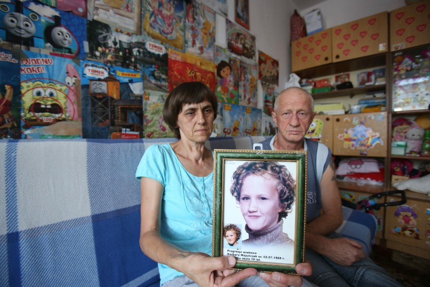 Rodzice Basi z jej portretem (progresja) w pokoju...