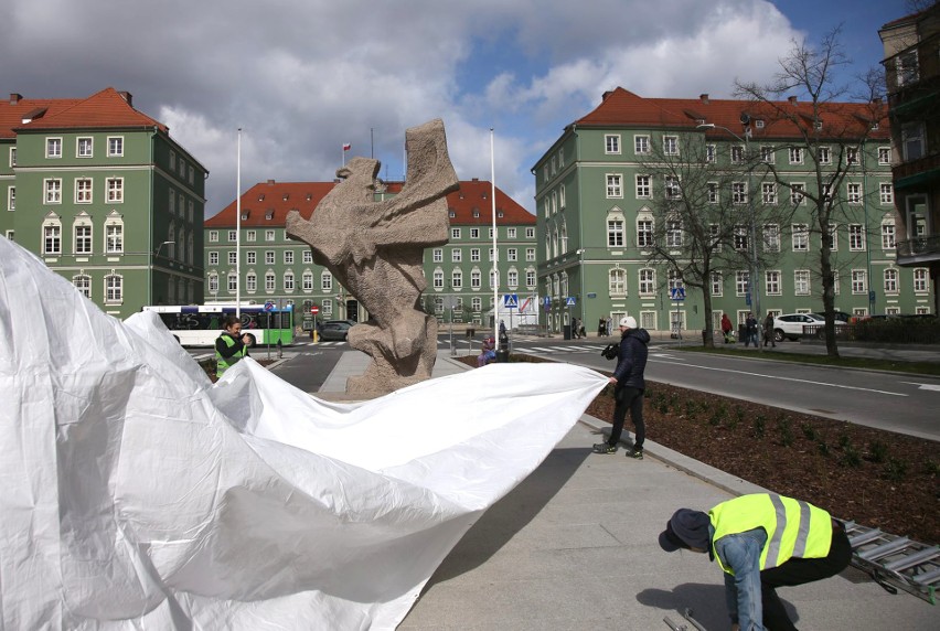 Szczeciński Gryf na al. Jana Pawła II opakowany. To gest solidarności z Ukrainą, w której chronią pomniki przed zniszczeniem ZDJĘCIA, WIDEO