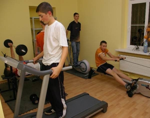 Fitness club wyposażony jest w profesjonalny sprzęt sportowy.