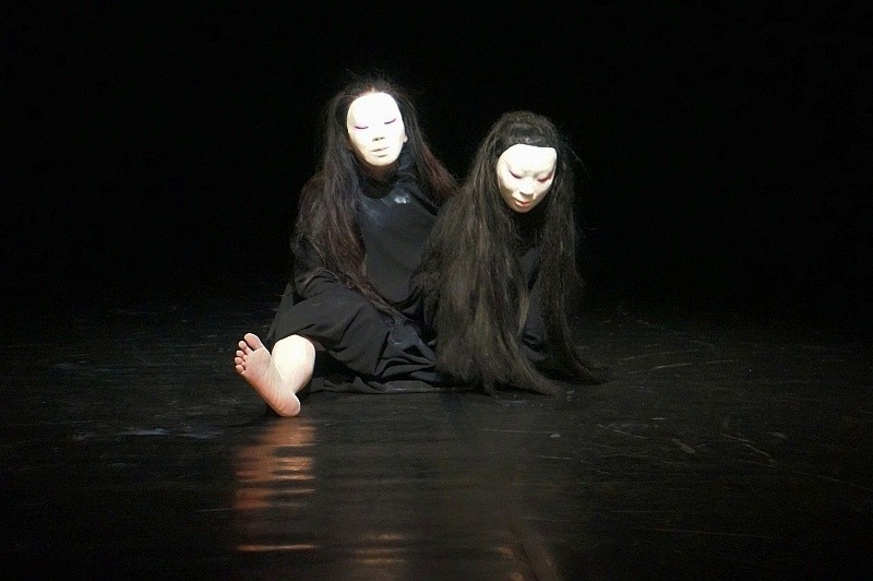 Japoński Theatre Genre: Gray przedstawił spektakl "Fake"....