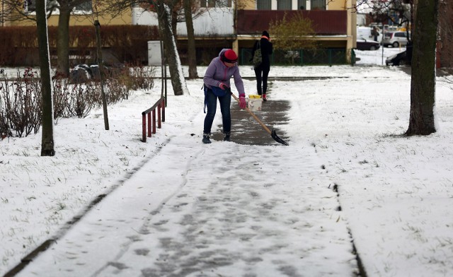 Śnieg popadał, stopniał, zamarzł, znów stopniał, a teraz mamy chlapę. Kto i kiedy musi bezwzględnie odśnieżyć chodnik? Co nam grozi, gdy na naszym nieodśnieżonym chodniku ktoś złamie nogę?