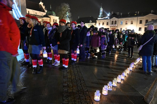 Harcerze przeszli z Betlejemskim Światełkiem Pokoju z placu Najświętszej Marii Panny na Rynek, gdzie rozdawali go mieszkańcom.