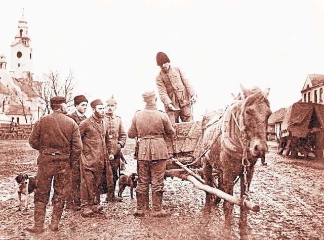 Niemieccy żołnierze rekwirują wóz należący do polskiego cywila w okolicach Łodzi. Przełom lat 1914 i 1915