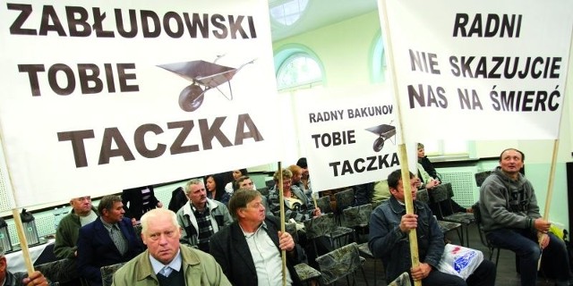 Zwolennicy strefy bezpieczeństwa protestowali m.in. przeciw Janowi Zabłudowskiemu, przewodniczącemu rady miejskiej w Sokółce, który nie dopuścił ich na poprzedniej sesji do głosu