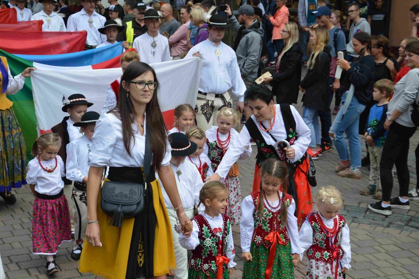Festiwal Oscypka w Zakopanem. Bacowie pokazują jak robią sery [ZDJĘCIA]