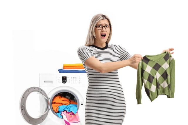 Unikajmy prania odzieży w zbyt wysokiej temperaturze. Pamiętajmy również, że nie każde ubranie nadaje się do suszenia w suszarce i pralko-suszarce bębnowej. Jeśli jednak sweter, czy spodnie skurczyły się po praniu, to skorzystajcie ze sprawdzonych sposobów na przywrócenie im kształtu