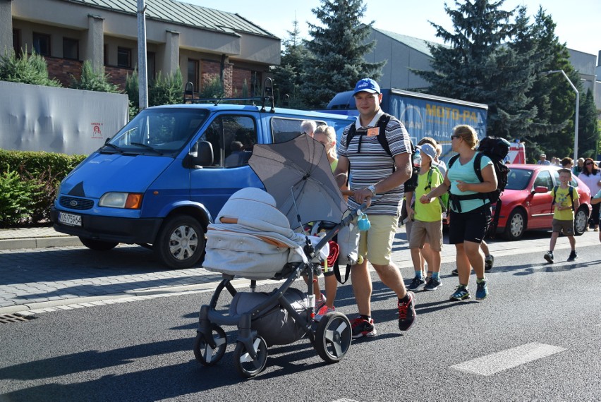 Oświęcimscy pątnicy w pięciu grupach z dekanatów:...