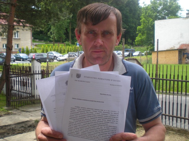 Janusz Ochel pokazuje pisma, z których  wynika , że do jego domu nie da się  dojechać