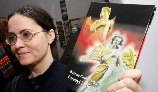 Bożena Grabowska jest historykiem sztuki. Jej ostatnim dziełem jest książka "Paradyż i Raj Utracony&#8221;.