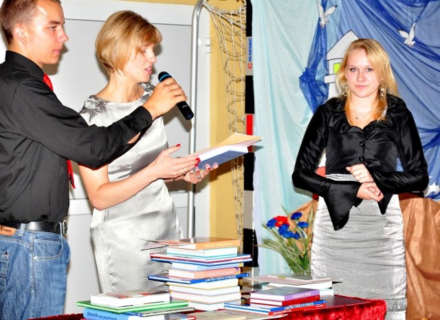 Karolina Wójcicka (pierwsza z prawej), uczennica klasy trzeciej Technikum Agrobiznesu w Zespole Szkół Ponadgimnazjalnych Numer 2 w Tarnobrzegu odbierze za chwilę nagrodę za wybitne osiągnięcia w nauce.