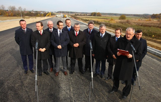 Andrzej Adamczyk, minister infrastruktury i budownictwa (w środku) na budowanej S19 w Stobiernej, zaprosił do II etapu przetargu wykonawców zainteresowanych budową trasy S19 od granicy woj. lubelskiego i podkarpackiego do Niska.