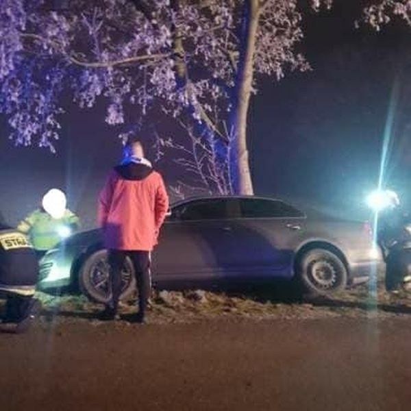 Wypadek w Czernicach Nowych. Auto wypadło z drogi. Do wypadku doszło 31 grudnia 2020. Zdjęcia