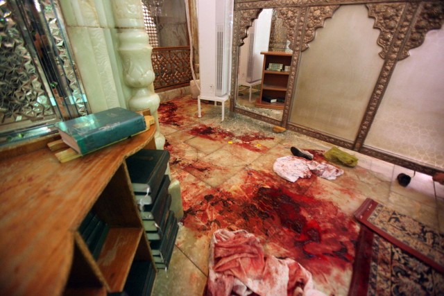 Krwawa scena po ataku terrorystycznym w mauzoleum Shah Cheragh