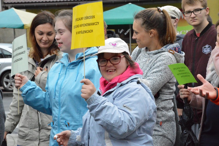 Myślenice. Na przekór pogodzie na rynku było radośnie i kolorowo. Tak świętowały osoby niepełnosprawne 