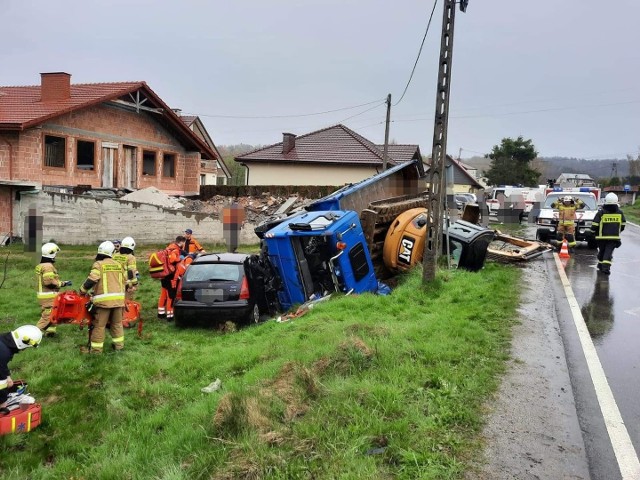 Wypadek w Iwkowej, zderzyły się samochód osobowy i ciężarowy, 27.04.2022