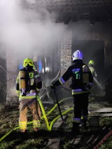 Pożar stodoły w środku nocy w Filipowicach. Zaalarmowano sześć jednostek straży pożarnych