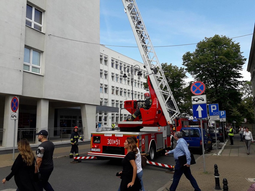 Służby ratunkowe rozpoczęły działania w Urzędzie Wojewódzkim...