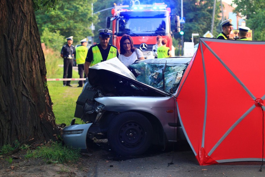 Śmiertelny wypadek na Szczecińskiej w Łodzi. Kierowca mazdy uderzył w drzewo [ZDJĘCIA,FILM]