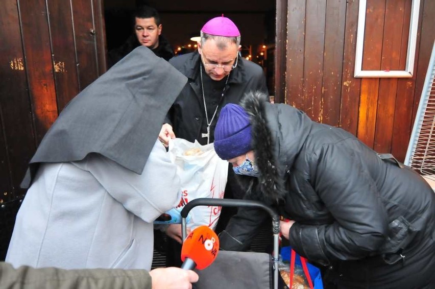 Kraków. Wigilia z Caritas: Gorący posiłek na wynos i paczki dla najuboższych [ZDJĘCIA]