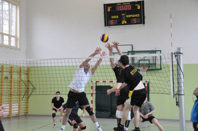 Kadr z meczu grupowego, Albert Kijak i Marcin Sasal z Krasnoludków blokują atak Emila Tumielewicza (Załawianki).