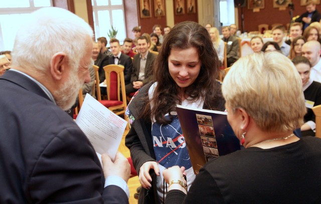 Aleksandra Krzemień odbiera główną nagrodę  OMSA w Grudziądzu