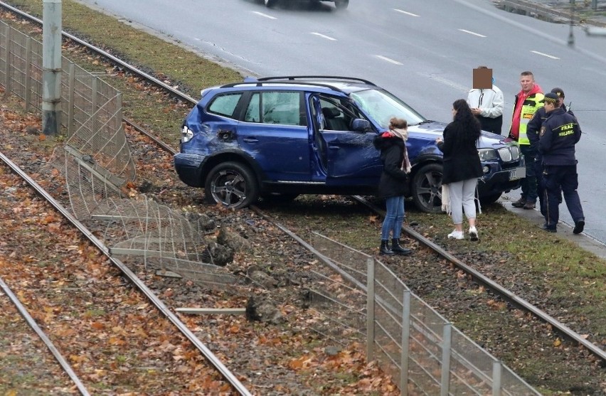 Wypadek na Legnickiej we Wrocławiu. BMW wjechało na tory...