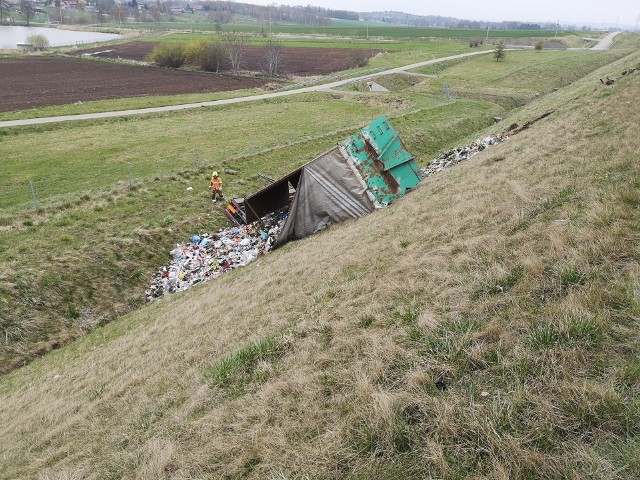Do groźnego zdarzenia doszło 20 kwietnia na A4 pod Krakowem. Wypełniona odpadami naczepa ciężarówki odpięła się od pojazdu i spadła ze skarpy przy autostradzie