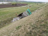 Groźne zdarzenie na autostradzie A4 pod Krakowem. Naczepa z odpadami „wyleciała” z jezdni