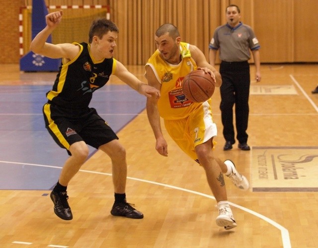 W ubiegłym sezonie kapitan Tomasz Herman (z piłką) dwa razy poprowadził KK Świecie do wygranej z młodzieżą z Sopotu