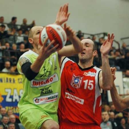 Grzegorz Kukiełka (w akcji podczas meczu z Resovia Rzeszów, obok Piotr Miś) zdobył dwa ostatnie i jakże ważne punkty w Rybniku