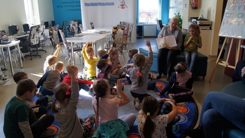 Wspólne czytanie w krasocińskiej bibliotece w ramach ogólnopolskiej akcji