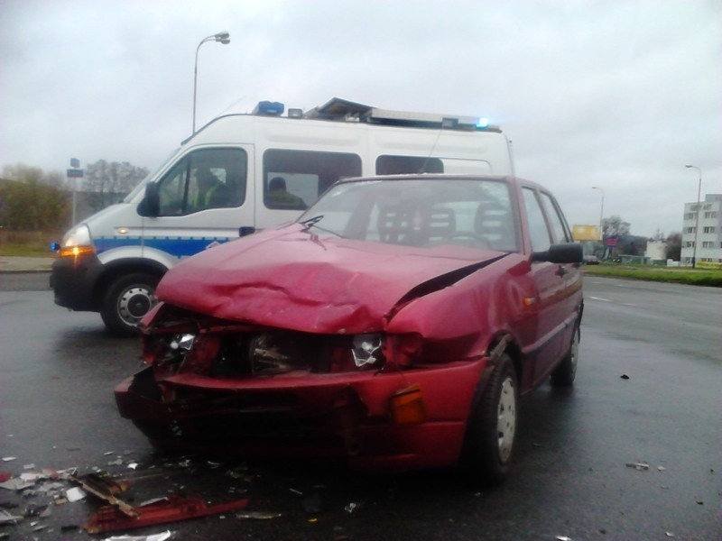 Groźny wypadek na skrzyżowaniu Dąbrowskiego i Lodowej! Utrudnienia w ruchu [zdjęcia]