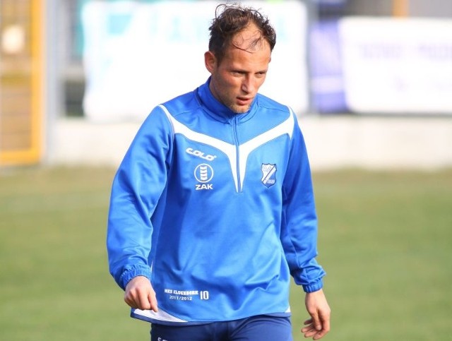 Adrian Pajączkowski wzmacnia ławkę trenerską, ale też drużyną na boisku.