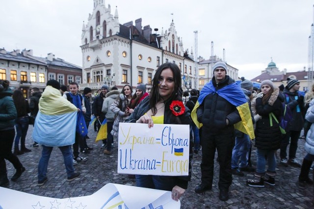 Ukrainscy studenci za Unią Europejskąhttp://get.x-link.pl/7942af38-b702-bd05-845b-0a216b794791,91dc7f5b-8712-a8cc-2df0-c18b780d03e5,embed.html- 21 listopada ukraińska władza zerwała podpisanie umowy stowarzyszeniowej z Unią Europejską. Ukraiński naród jest tym oburzony. Dlatego odbywają się manifestacje w Kijowie, Lwowie i wielu innych miastach Ukrainy, ale nie tylko, bo również w Warszawie, Krakowie, Brukseli, Londynie, czy Nowym Jorku &#8211; mówi Maskym Volokhan, student dziennikarstwa ostatniego roku magisterskiego w rzeszowskiej WSIiZ.