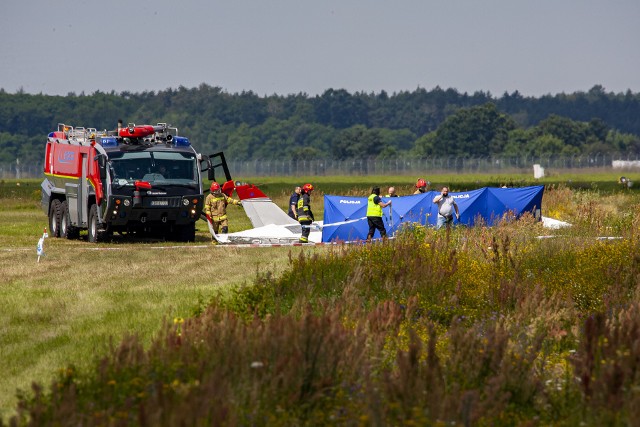 Tragiczny w skutkach ubiegłoroczny wypadek awionetki na bydgoskim lotnisku. W 2020 roku lotniskowa służba ratownicza wzięła 8 razy udział w takich działaniach.