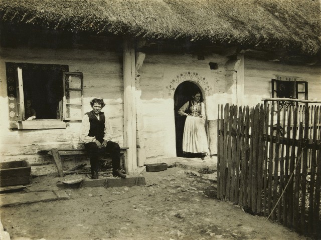 Chłopska rodzina przed chatą krytą strzechą we wsi Bronowice Małe, 1912 rok.