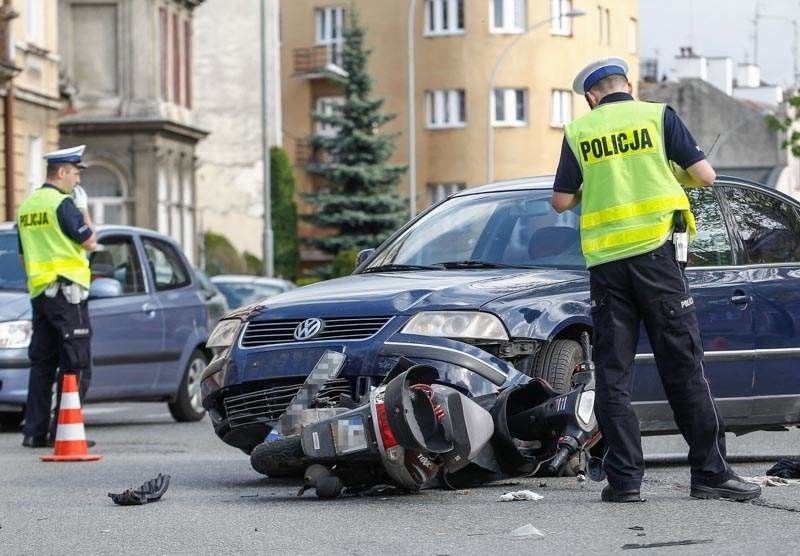 Zderzenie osobówki ze skuterem na skrzyżowaniu w Rzeszowie [FOTO+WIDEO]