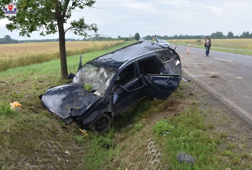 Tragiczny wypadek w powiecie lubartowskim. Opel uderzył w drzewo. Życia kierowcy nie udało się uratować