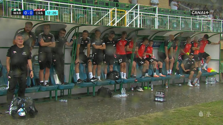Anomalie pogodowe na meczu Warta Poznań - Cracovia. Przez pierwszy kwadrans piłkarze rozegrali w rzęsistym deszczu. Potem wyszło słońce