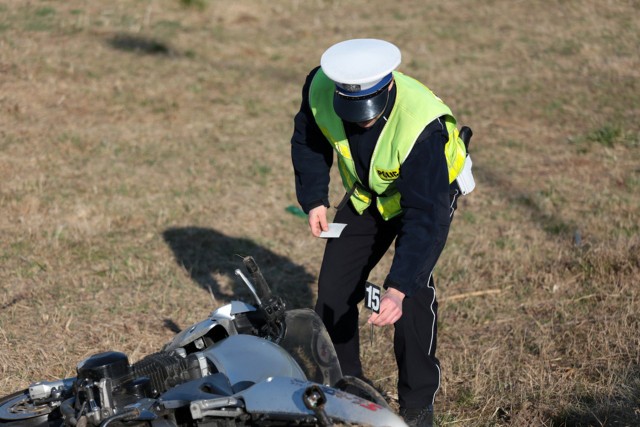 Motocyklista wypadł z drogi na łuku przed rondem na obwodnicy koło Parku Naukowo-Technologicznego.