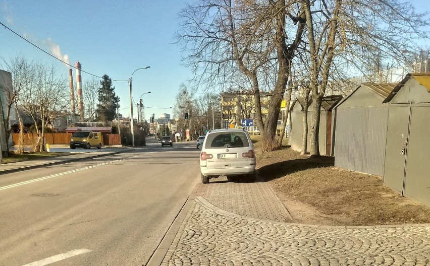 Kierowca volkswagena zaparkował na całej szerokości chodnika...