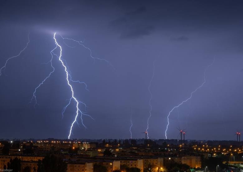 Nocna nawałnica w Łódzkiem. Grzmiało i padało w całym regionie. Ewakuowano obozy harcerskie