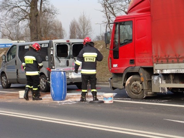 Strażacy usuwali z jezdni rozlany klej, który wyciekł z beczki wiezionej przez iveco.